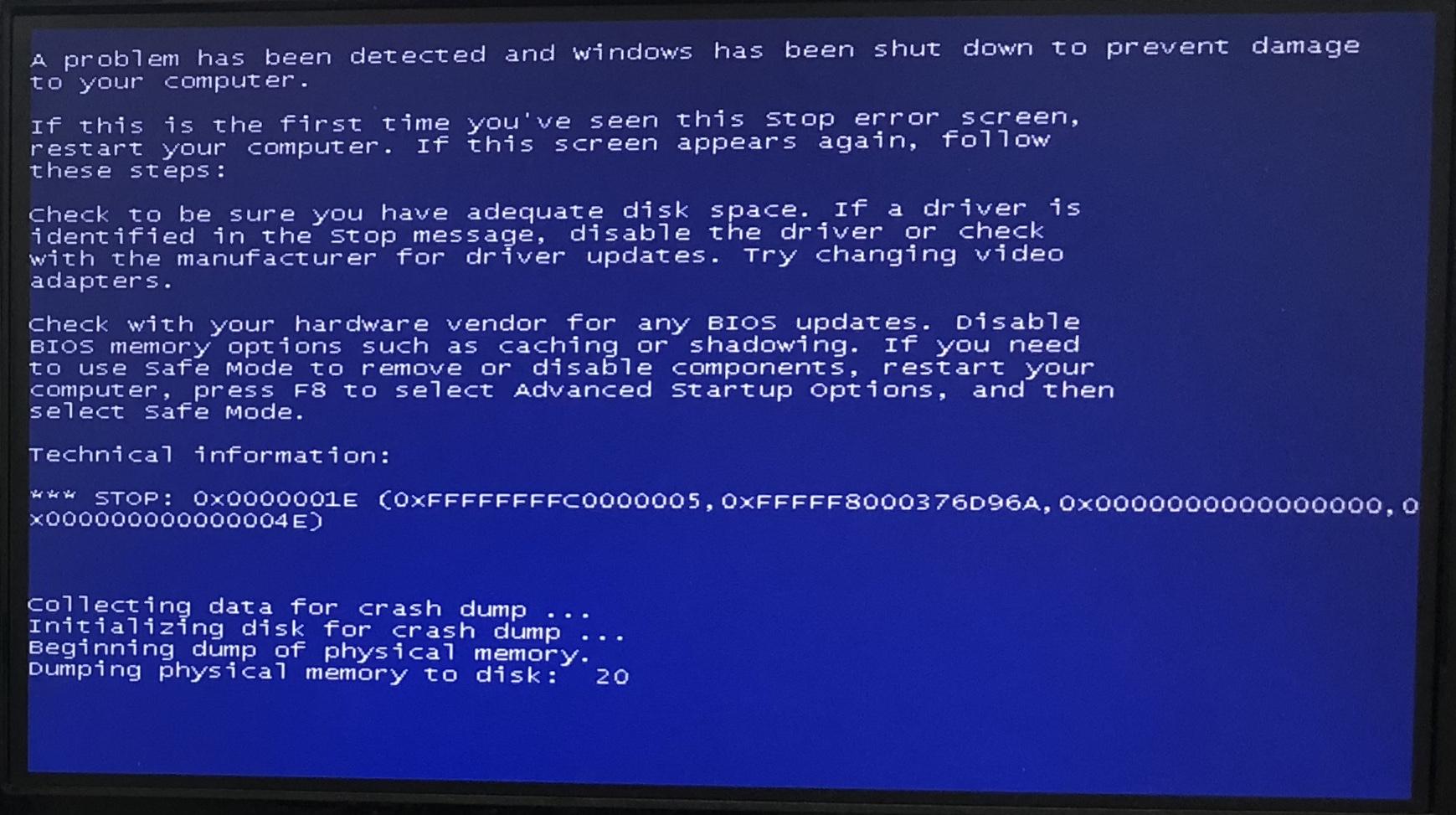 Флешка синий экран 10. Синий экран. Экран смерти Windows 7. Синий экран Windows 7. Синий экран при установке.