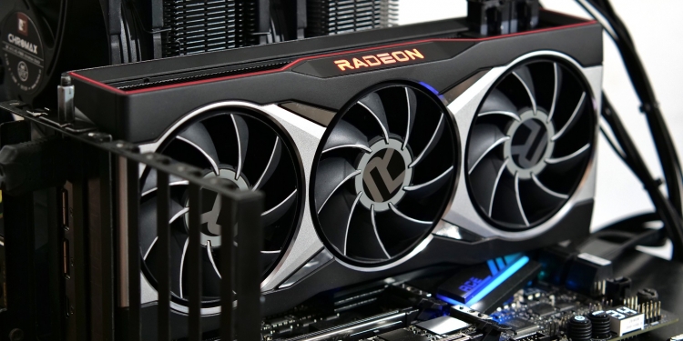 In our lab: The RX 6800 XT and RX 6800 graphics cards are smiling at the camera at the starting line