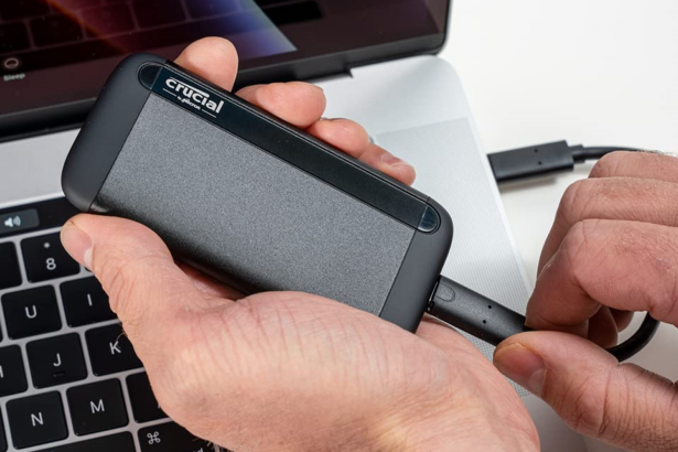 כונן SSD חיצוני מדגם Crucial X8 עם מהירויות של עד 1,050MBps במחיר נטול מע"מ ל-1TB
