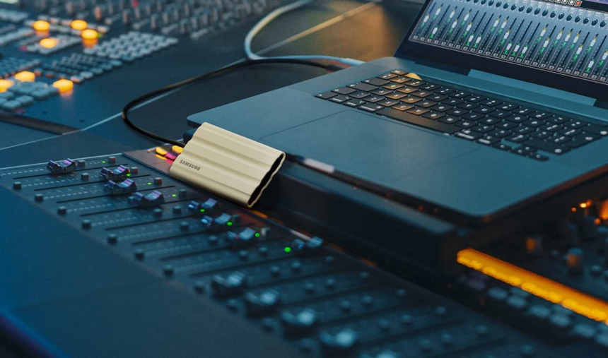 במבחר של שלושה גוונים: כונן SSD חיצוני איכותי של סמסונג בנפח 1TB מתחת לרף פטור המע"מ