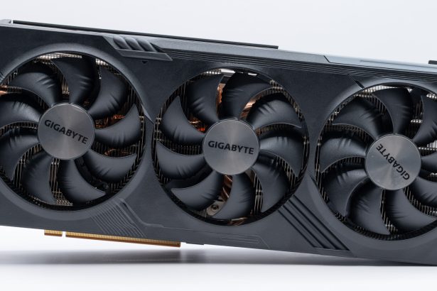 כרטיס מסך Radeon RX 7700 XT מבית GIGABYTE בביקורת: הוזלה קלה תוביל לשינוי גדול