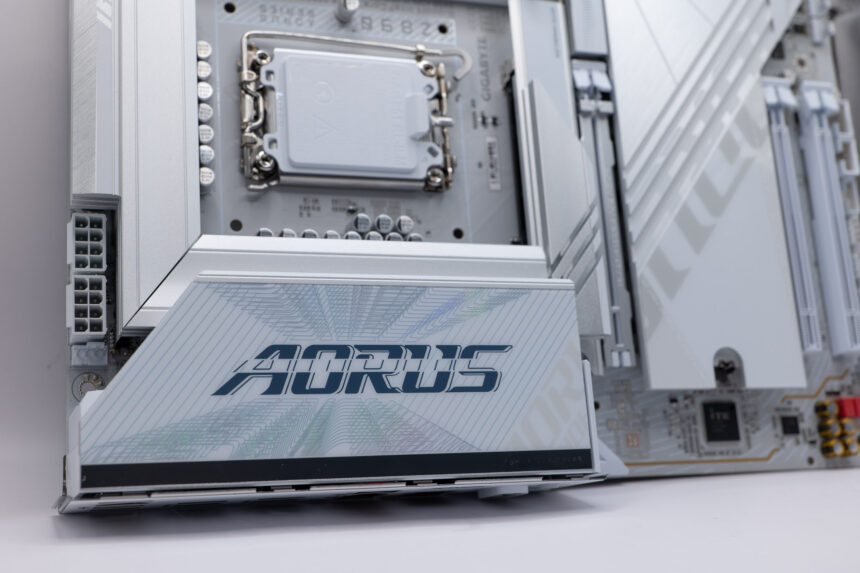 לוח האם GIGABYTE Z890 AORUS PRO ICE: הלבינו את כל מה שהיה שחור
