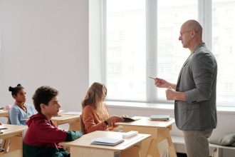 חינוך לכל החיים: איך מורים נשארים עדכניים ומשפיעים גם אחרי שנים במערכת?