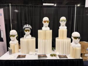 Povec C1: כשהמשקפיים שלכם מחליטים להתכהות בשנייה שאתם רוצים