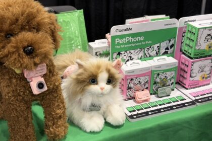 PetPhone C-Plus Suite: הסמארטפון הראשון של הכלב שלכם הוא לא בדיחה