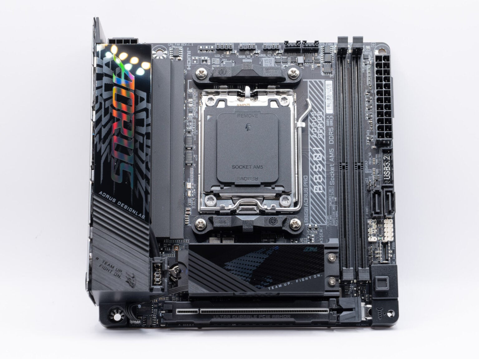 לקחנו לוח אם קטנטן מדגם B850I AORUS PRO ובנינו בשבילו מחשב