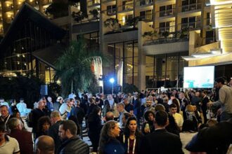 הפקת כנסים עסקיים: 6 החלטות שמפרידות בין כנס רגיל לחוויה שעובדת