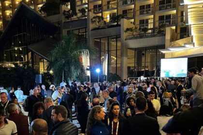 הפקת כנסים עסקיים: 6 החלטות שמפרידות בין כנס רגיל לחוויה שעובדת