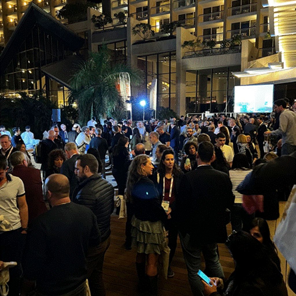 הפקת כנסים עסקיים: 6 החלטות שמפרידות בין כנס רגיל לחוויה שעובדת