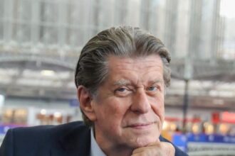 הסוד של בני כרמי: איך להפוך ספר בעברית למותג בינלאומי בלי לצאת מהבית