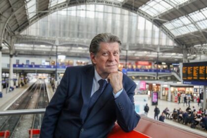 הסוד של בני כרמי: איך להפוך ספר בעברית למותג בינלאומי בלי לצאת מהבית