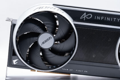 הדגם האבסורדי ביותר של GIGABYTE: בדקנו את AORUS RTX 5070 Ti Infinity