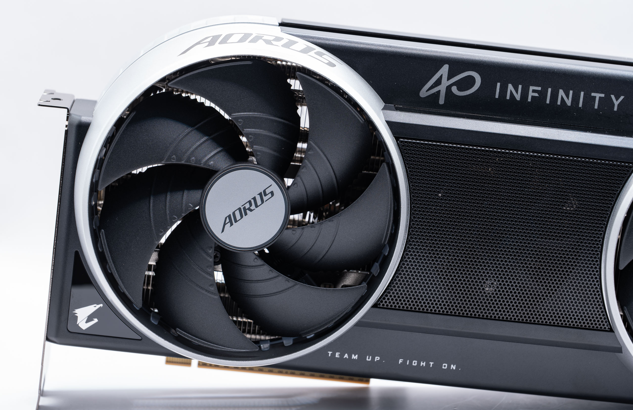 הדגם האבסורדי ביותר של GIGABYTE: בדקנו את AORUS RTX 5070 Ti Infinity