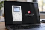 שחזור דיגיטלי של ה-iPod המקורי משנת 2001 מופיע בתוך דף אינטרנט במחשב נייד