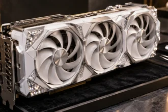 כרטיס מסך לבן וכסוף בהשראת GALAX RTX 5080 HOF Extreme, עם קריסטלים משובצים במעטפת הקירור