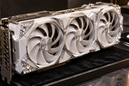 כרטיס מסך לבן וכסוף בהשראת GALAX RTX 5080 HOF Extreme, עם קריסטלים משובצים במעטפת הקירור