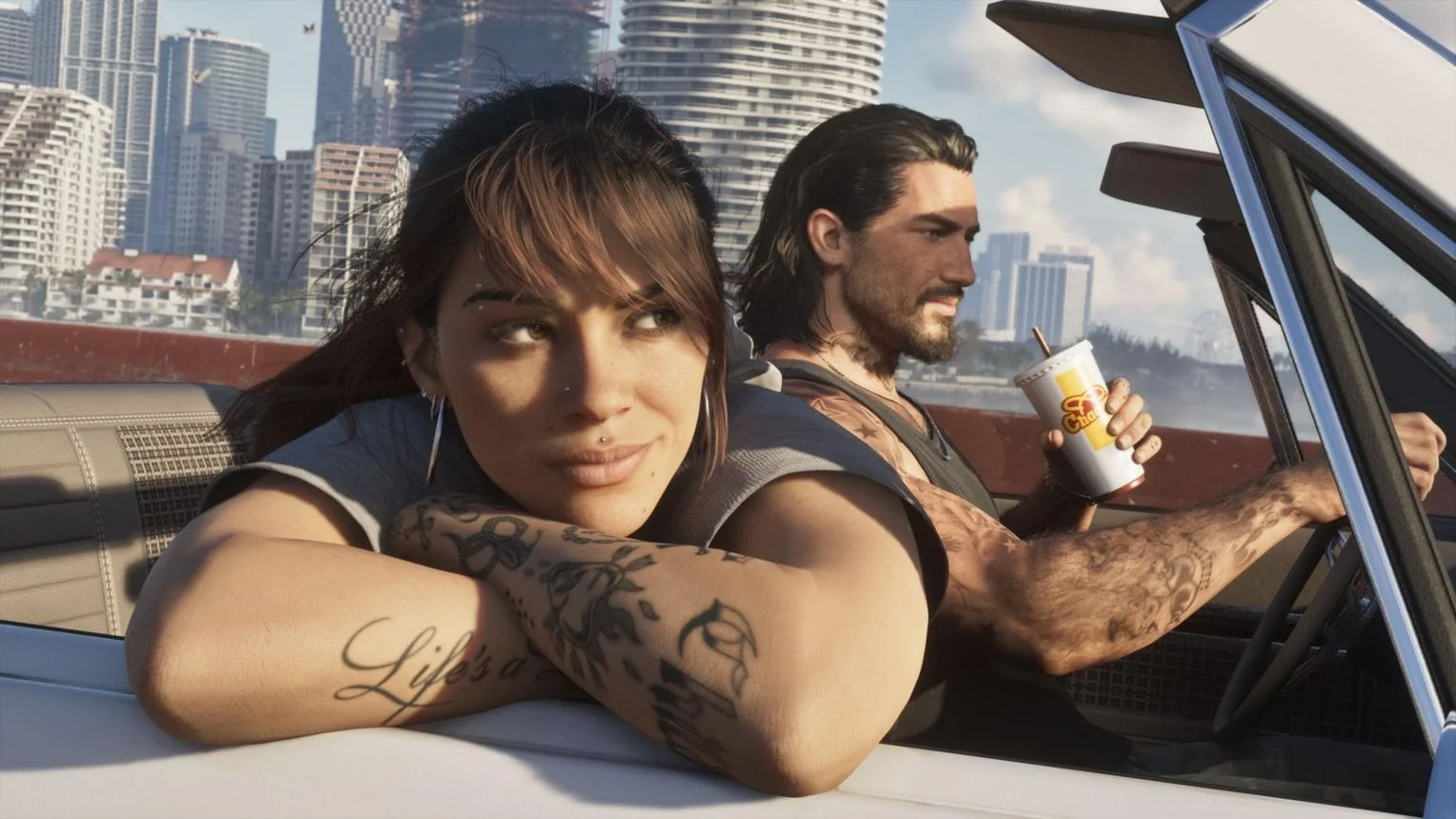 ג'ייסון ולוסיה, גיבורי GTA 6, נוסעים במכונית ברחובות Vice City בצילום רשמי של Rockstar Games