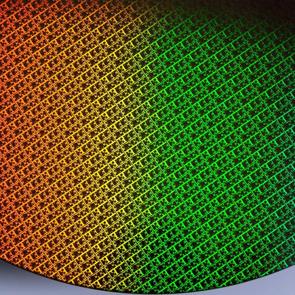 פרוסת סיליקון בטכנולוגיית הייצור Intel 18A של אינטל