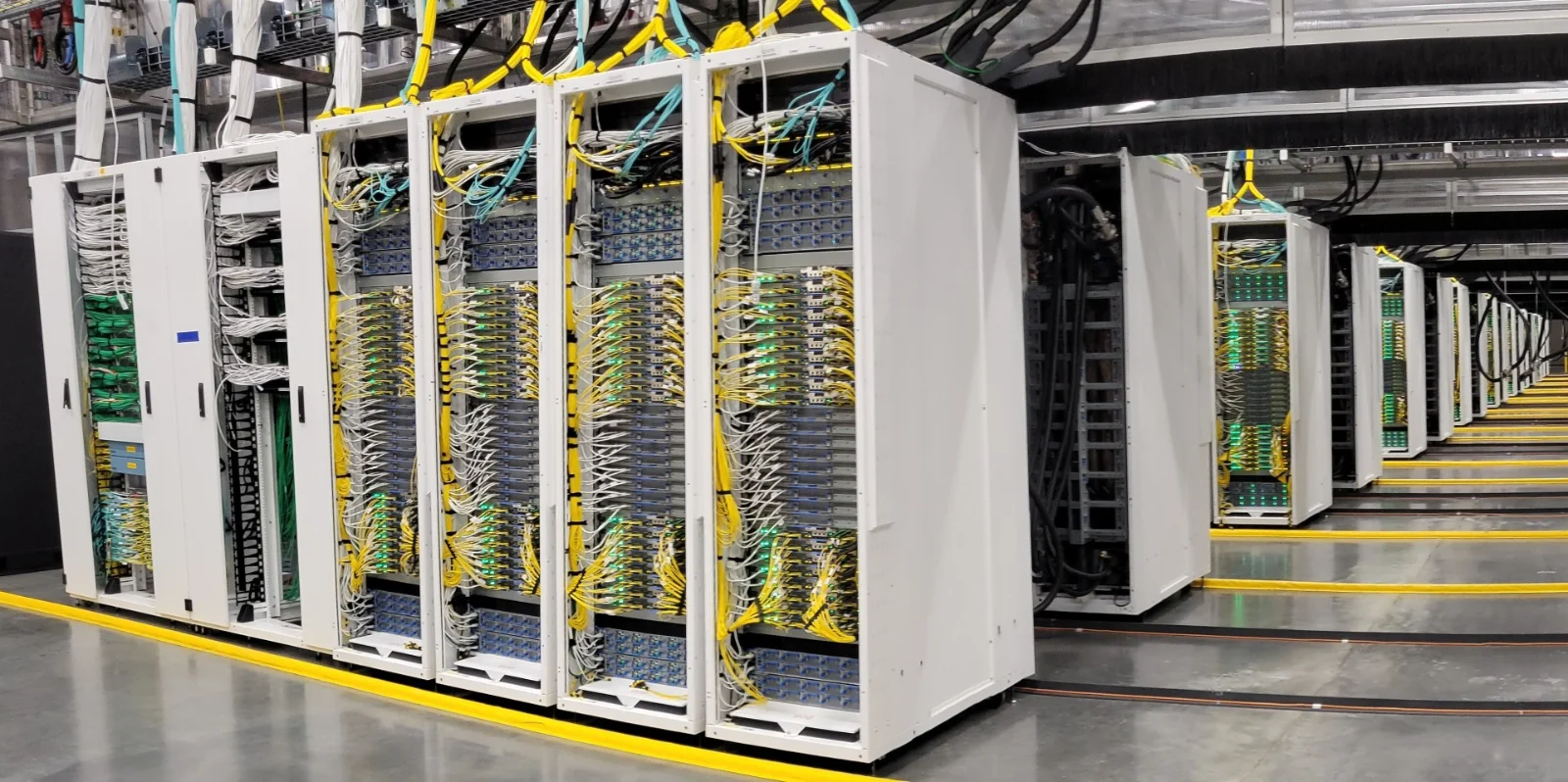 מערכות שרתים עם מאיצי NVIDIA GB200 במרכז הנתונים של מיקרוסופט בוויסקונסין