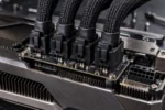 כרטיס מסך RTX 5090 עם הסבת חשמל הכוללת ארבעה מחברי PCIe של 8 פינים במקום חיבור 16 הפינים המקורי