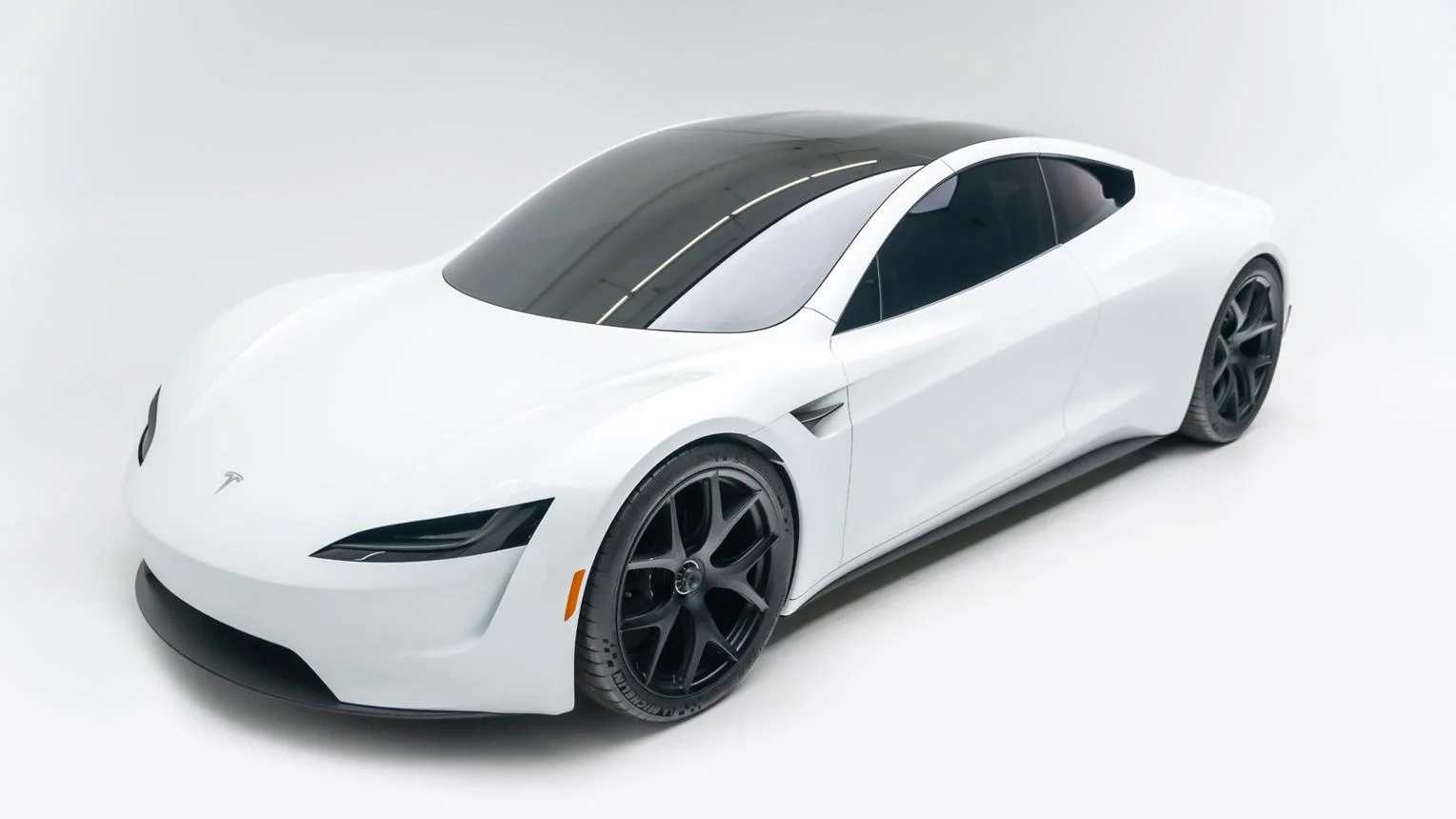 Tesla Roadster החדשה בעיצוב לבן וזוויתי שנחשף באוקטובר 2026