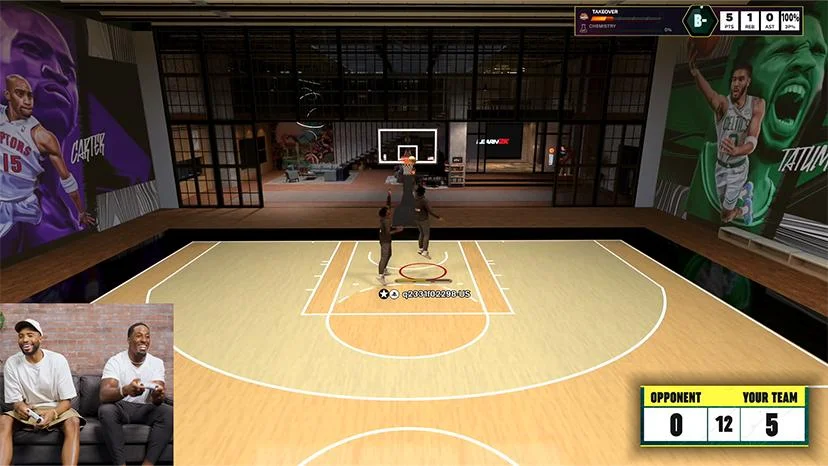 צילום משחק מתוך NBA 2K25 המציג מגרש כדורסל וירטואלי במצב MyCOURT